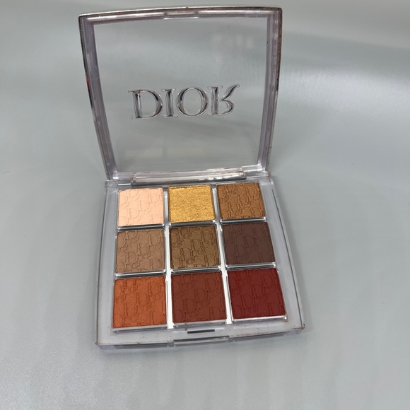 DIOR BACKSTAGE EYE PALETTE
Eye Palette - Multi-Finish Ultra Pigmented - Picture 3 of 3